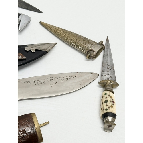 749 - A collection of vintage knives and penknives.