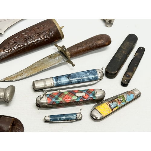 749 - A collection of vintage knives and penknives.