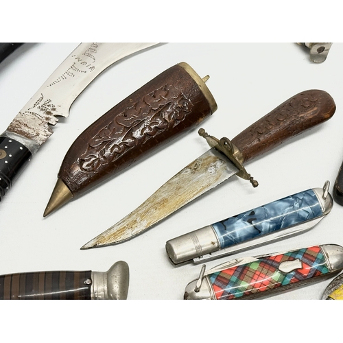 749 - A collection of vintage knives and penknives.