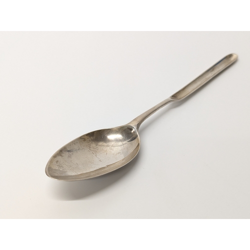 690 - An 18th Century Early George III silver marrow spoon, Thomas Evans & George Smith 1768. 35 grams. 21... 