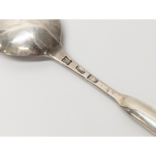 690 - An 18th Century Early George III silver marrow spoon, Thomas Evans & George Smith 1768. 35 grams. 21... 