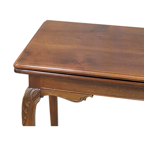 463 - A good quality Late 19th Century Victorian mahogany turnover games table. 76x40x74.5cm