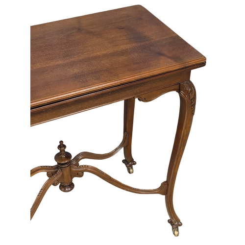 463 - A good quality Late 19th Century Victorian mahogany turnover games table. 76x40x74.5cm