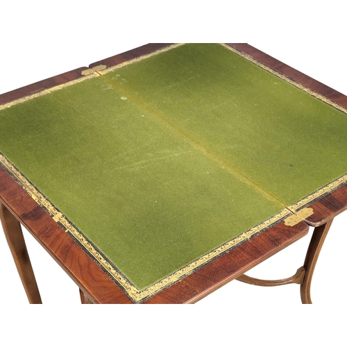 463 - A good quality Late 19th Century Victorian mahogany turnover games table. 76x40x74.5cm