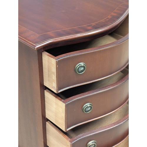 542 - A Georgian style inlaid mahogany serpentine front chest of drawers. 50x39x70cm