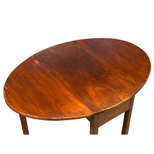 968 - An Early 19th Century George III mahogany drop leaf table. Circa 1800. Open114x84x73cm (4)