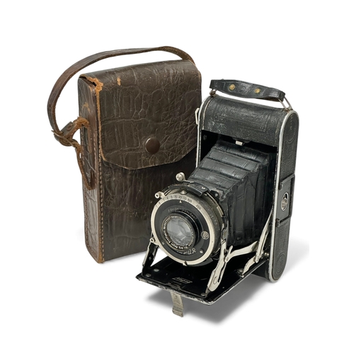 A collection of cameras. Early-Mid 20th Century. Aka Relle, Voigtlander ...