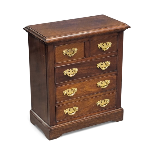 A small Georgian style mahogany chest of drawers. 50x27x58cm (4)