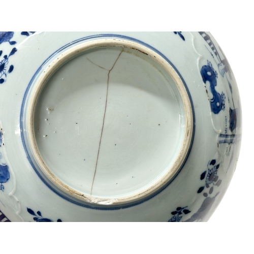 58 - A large Chinese porcelain bowl. Kangxi Period (1662-1722) Late 17th/Early 18th Century. 26.7x11.5cm.