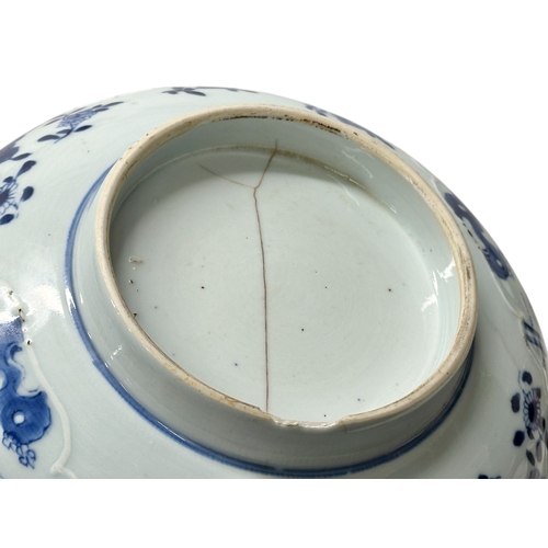 58 - A large Chinese porcelain bowl. Kangxi Period (1662-1722) Late 17th/Early 18th Century. 26.7x11.5cm.
