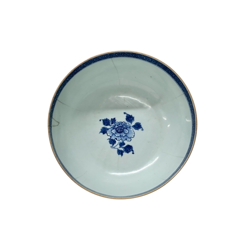 58 - A large Chinese porcelain bowl. Kangxi Period (1662-1722) Late 17th/Early 18th Century. 26.7x11.5cm.