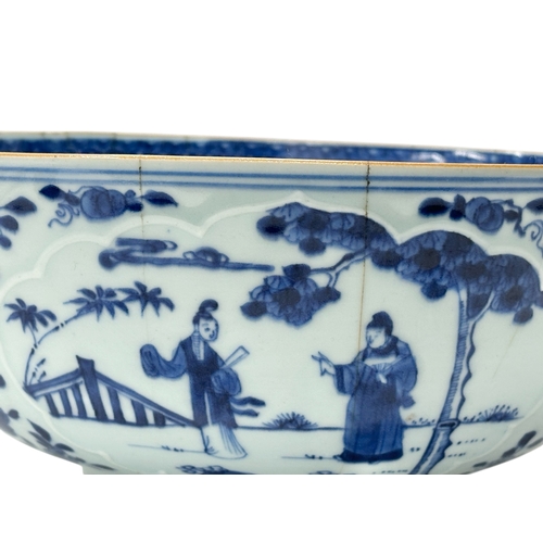 58 - A large Chinese porcelain bowl. Kangxi Period (1662-1722) Late 17th/Early 18th Century. 26.7x11.5cm.
