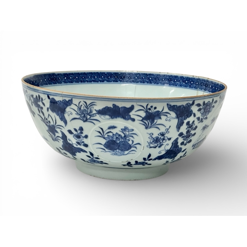 58 - A large Chinese porcelain bowl. Kangxi Period (1662-1722) Late 17th/Early 18th Century. 26.7x11.5cm.