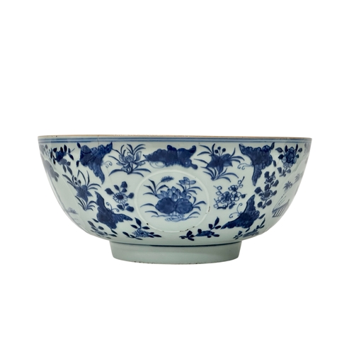 58 - A large Chinese porcelain bowl. Kangxi Period (1662-1722) Late 17th/Early 18th Century. 26.7x11.5cm.