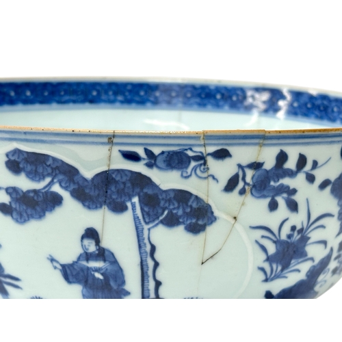 58 - A large Chinese porcelain bowl. Kangxi Period (1662-1722) Late 17th/Early 18th Century. 26.7x11.5cm.