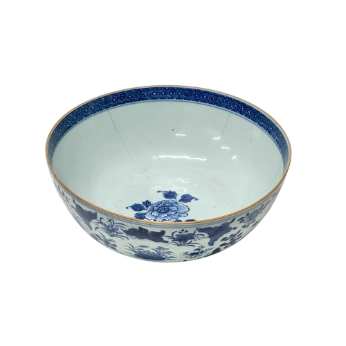 58 - A large Chinese porcelain bowl. Kangxi Period (1662-1722) Late 17th/Early 18th Century. 26.7x11.5cm.