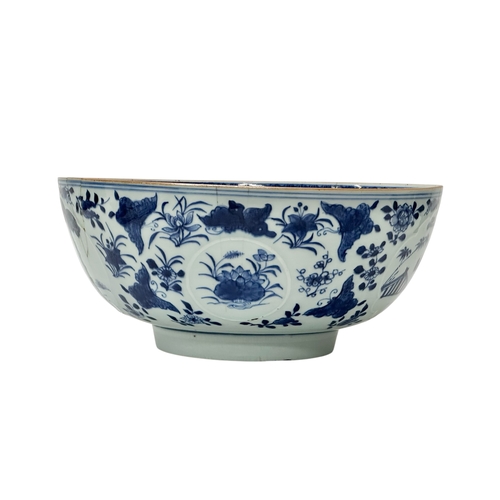 58 - A large Chinese porcelain bowl. Kangxi Period (1662-1722) Late 17th/Early 18th Century. 26.7x11.5cm.