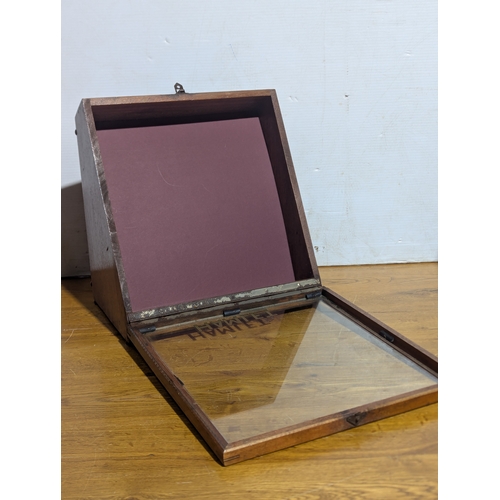 11 - Countertop Hamlet cigar display case, 34x26x36cm
