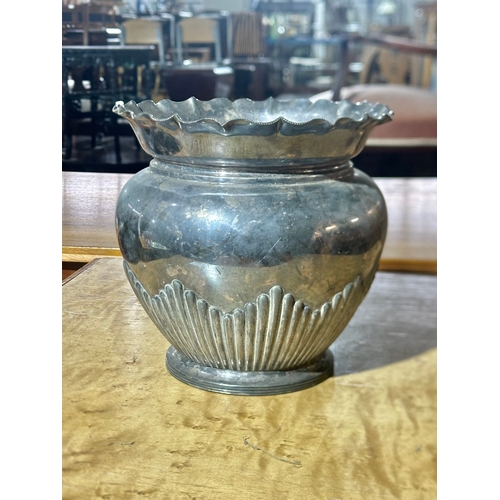 212 - A Walker & Hall silver plated jardiniere. Early 20th century. 19x18cm.