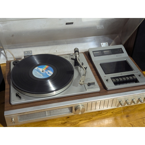 42 - Toshiba SM-3150 stereo music centre with speakers