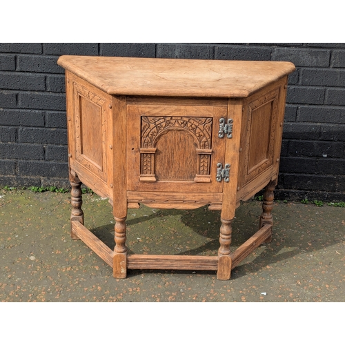 220 - A vintage oak side cabinet 82x34x71cm