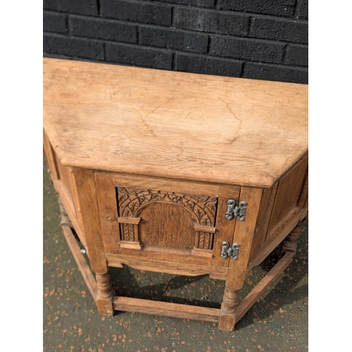 220 - A vintage oak side cabinet 82x34x71cm