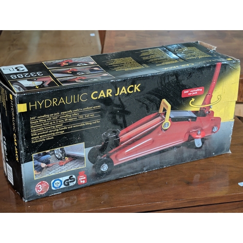 224 - Hydraulic car jack in box