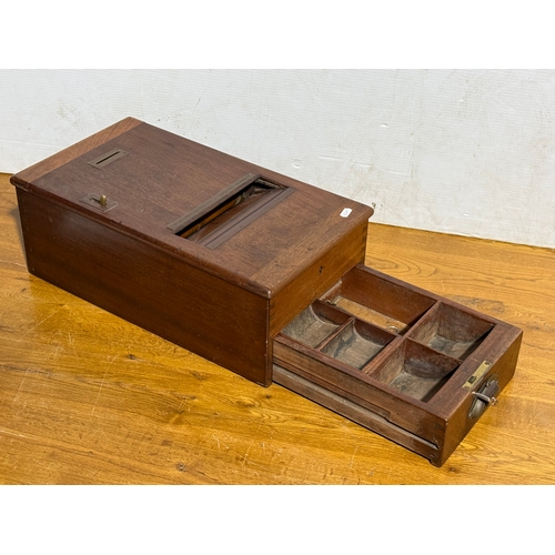 24 - An Edwardian cash register. 28x50x18.5cm.