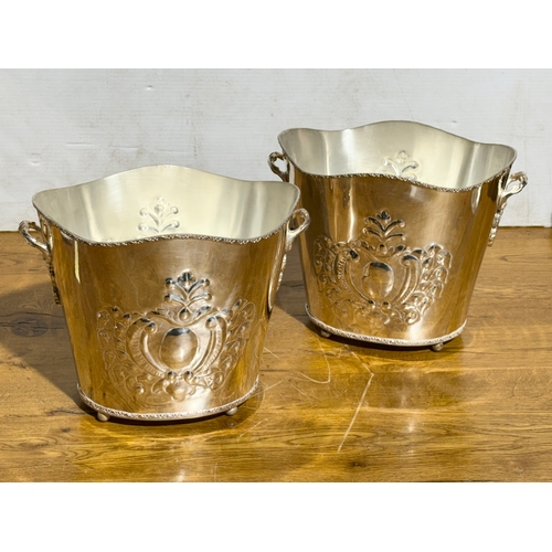 250 - A pair of silver plated ice buckets. 27x18x22cm.