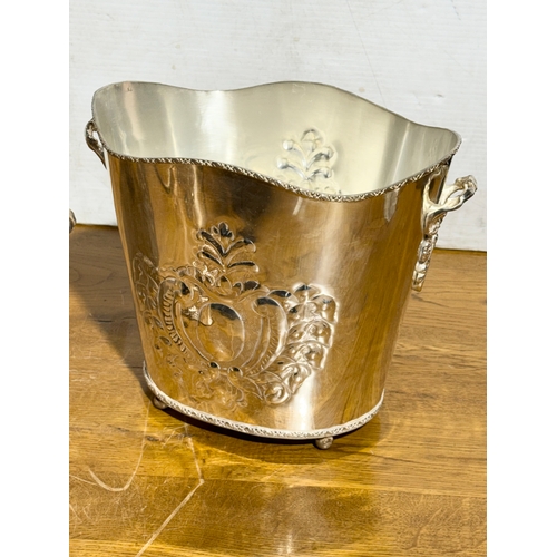 250 - A pair of silver plated ice buckets. 27x18x22cm.