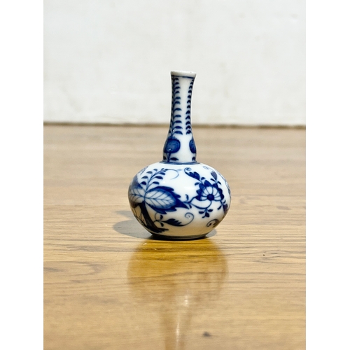 252 - A miniature Meissen Blue Onion vase. 7cm.