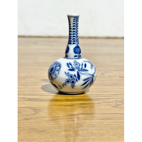252 - A miniature Meissen Blue Onion vase. 7cm.