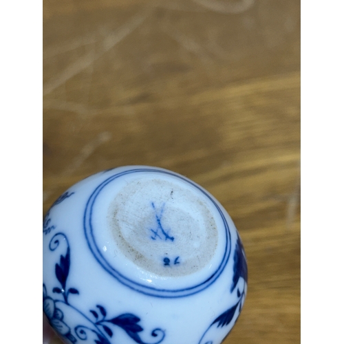 252 - A miniature Meissen Blue Onion vase. 7cm.