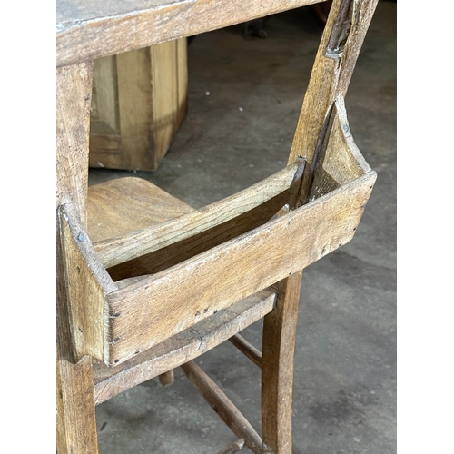 31 - A pair of early 20th century church chairs. 1900-1920.