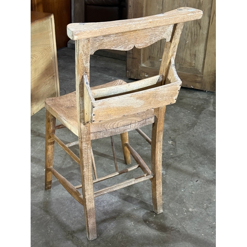 31 - A pair of early 20th century church chairs. 1900-1920.