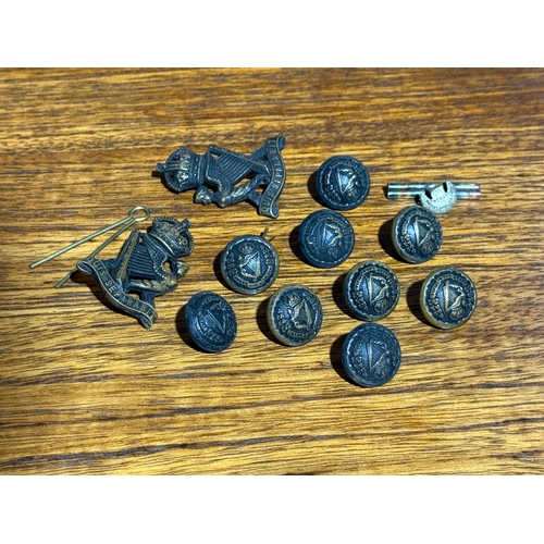 258 - Victorian Royal Irish Rifles tunic buttons and two Royal Irish Rifles cap badges (1903-1912)