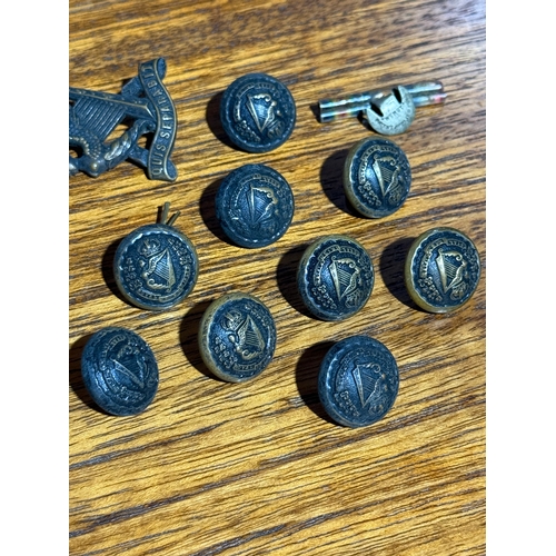 258 - Victorian Royal Irish Rifles tunic buttons and two Royal Irish Rifles cap badges (1903-1912)
