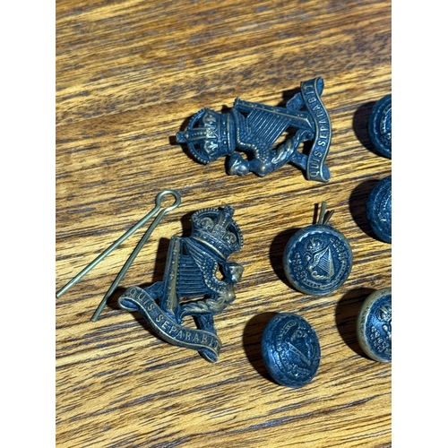 258 - Victorian Royal Irish Rifles tunic buttons and two Royal Irish Rifles cap badges (1903-1912)