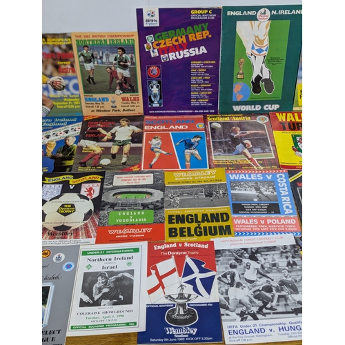 136 - Quantity of international football programmes