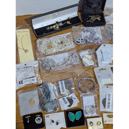 150 - Quantity of costume jewellery
