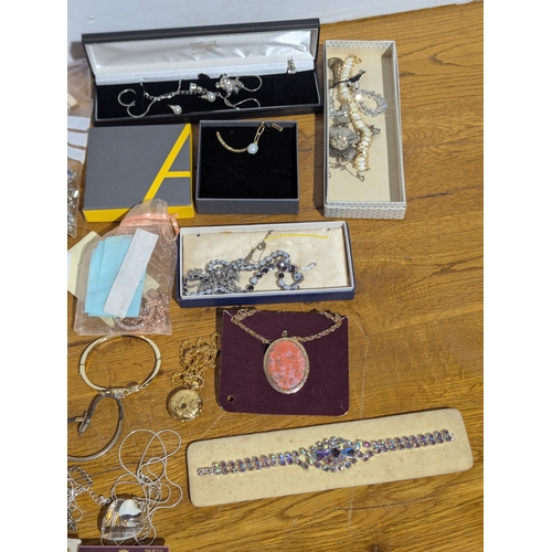 150 - Quantity of costume jewellery