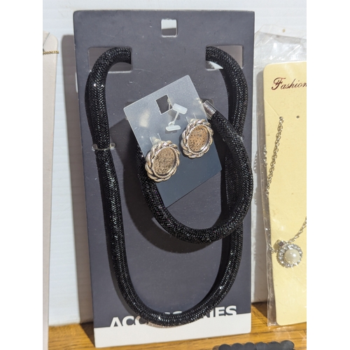 160 - Quantity of costume jewellery