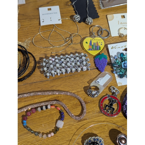160 - Quantity of costume jewellery