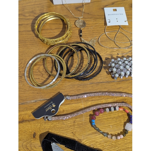 160 - Quantity of costume jewellery