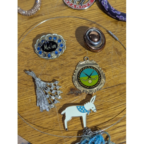 160 - Quantity of costume jewellery