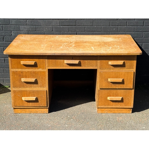 278 - A vintage oak desk. 152.5x91x77cm.