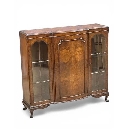 100 - A Georgian Style Figured Walnut Display Cabinet. Mid 20th Century. 130x36x122cm. (9)
