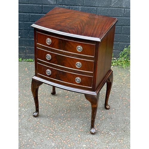 75 - A Georgian style mahogany side chest of drawers. 46x35x69cm.