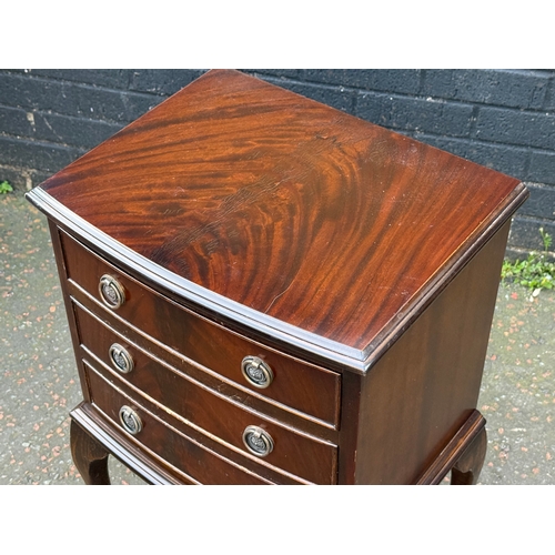 75 - A Georgian style mahogany side chest of drawers. 46x35x69cm.
