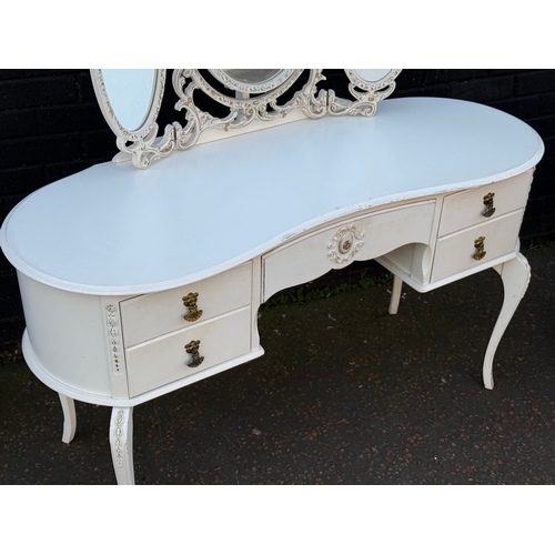 77 - A vintage French style dressing table. 132x52x140cm.